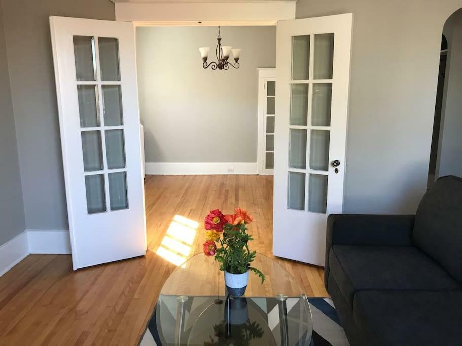 Apartamento Bright, Clean, Private. In The Heart Of Downtown! Parking, Wi-Fi And Netflix Included Otawa Exterior foto
