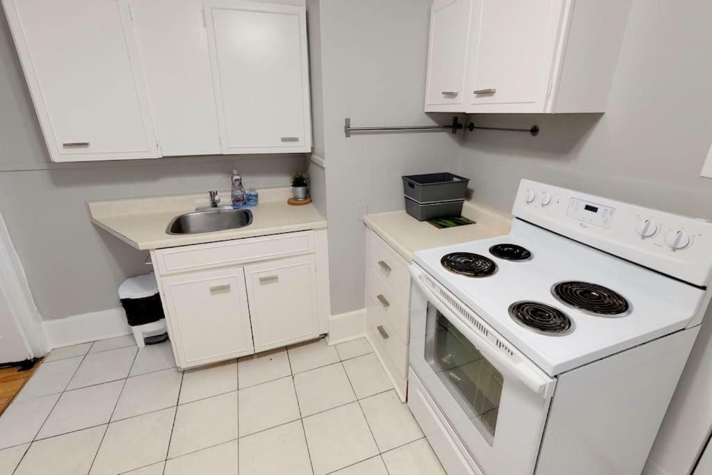 Apartamento Bright, Clean, Private. In The Heart Of Downtown! Parking, Wi-Fi And Netflix Included Otawa Exterior foto